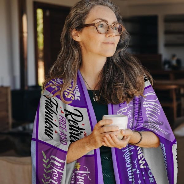 Top Retirement Gifts For Women 2024: Humorous Farewell Blanket - Imagen 3